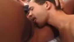 Blonde Milf mit frechen Brüsten in den Händen, lächelt lustvoll in die Kamera