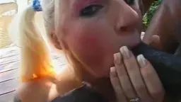 Blonde mit Pferdeschwanz wird von zwei riesigen schwarzen Schwänzen im Gesicht bedrängt