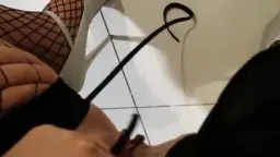 Asiatin mit langen schwarzen Haaren und roten Nägeln saugt gierig einen großen Schwanz im Küchenbereich, während Sperma von ihrer Zunge tropft.