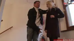 Blonde Teenagerin im dunklen Mantel wird auf der Straße von einem Mann angesprochen
