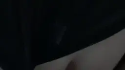 Nahaufnahme einer Frauenhand mit roten Nägeln, die einen dicken Schwanz von unten umfasst und massiert.