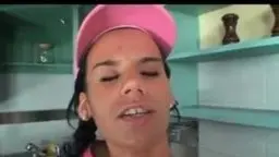 Bärtiger alter Mann leckt gierig die junge Fotze der Latina in pinker Kappe