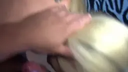 Blonde Teenfotze kniet auf Zebrabett und lutscht hingebungsvoll einen dicken Schwanz