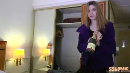 Strahlende blonde junge Frau mit langen Haaren lächelt frech auf dem Rücksitz eines Autos.