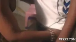 Nahaufnahme einer dicken Ebony-Hand mit silbernem Armband, die einen riesigen schwarzen Schwanz fest umfasst.