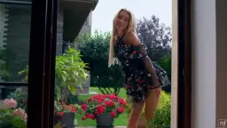 MILF Porno: Reife Frau auf Terrasse und im Bett gefickt