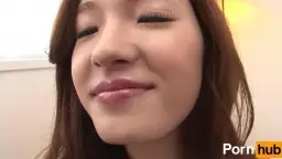 Asiatische Frau im weißen Hemd lacht leicht