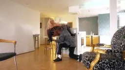 Geile blonde MILF mit Strapsen und Mega-Titten wird von hinten über den Barhocker gefickt.