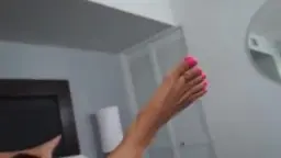 Blonde Milf mit üppigen Brüsten wird von tätowiertem Mann auf blauer Couch leidenschaftlich geleckt