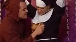 Junge Nonne wird von Mönch in roter Kutte an Ketten gefesselt und grob begrapscht