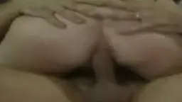 Lachende Dunkelhaarige mit großen Ohrringen wird von hinten tief anal genommen, während sie den Schwanz mit der Hand führt.