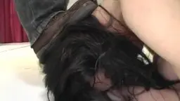 Gefesselte Asiatin mit verbundenen Augen wird am Boden kniend hart in den Mund gefickt, während ihr der Speichel läuft.