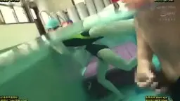 Sportlicher Teen-Po in mintgrünem Slip wird von hinten auf einem schwarzen Ledersofa von einem knienden Mann gepackt und gedehnt.
