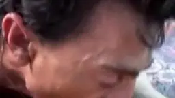Nahaufnahme einer faltigen älteren Frau mit offenem Mund, die einen dicken Schwanz tief lutscht.